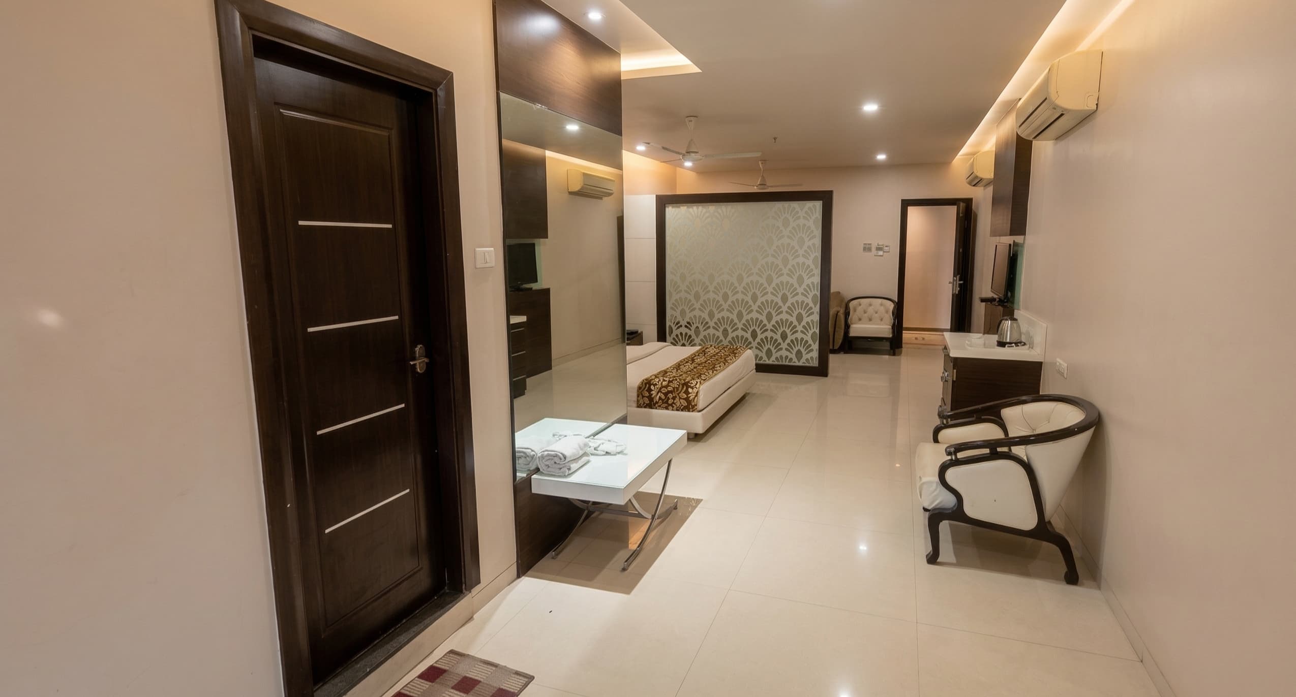 Rooms & Suites Story