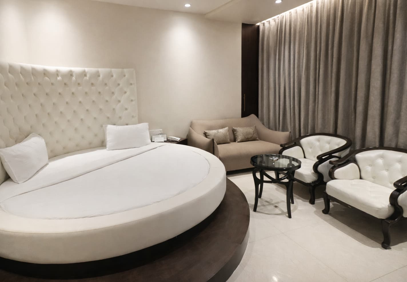 Rooms & Suites Story